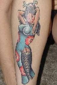 タトゥーパターンを描いたアジアンスタイルのセクシーな女の子