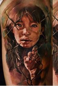 Pečių realizmo stiliaus maža mergaitė su tvoros tatuiruote