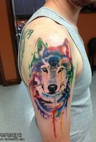 Modèle de tatouage loup couleur bras