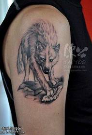 Arm wolf tattoo patroon