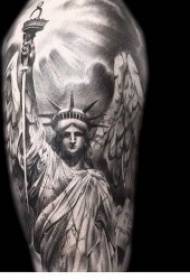 Statue of Liberty Tattoo 9 plegtige standbeeld van die Statue of Liberty tattoo
