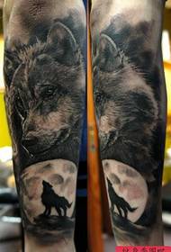 Braço bonito clássico preto e branco lobo cabeça tatuagem padrão