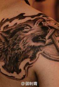 Męskie ramiona popularny chłodny czarno-biały wzór tatuażu z głową wilka
