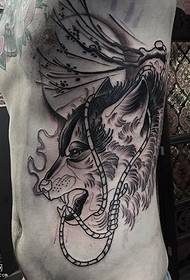 Klasični uzorak vučje tetovaže