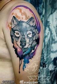 Schouder geïnkt wolf tattoo patroon