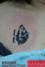 Класічны малюнак татуіроўкі татэм-воўк на грудзях