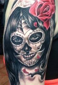 Grozan crni uzorak djevojke crvene ruže tetovaža