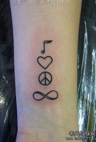Tyttölapsi pieni käsivarsi toteaa sodanvastainen rajoittamaton rakkauskuvake tatuointikuvio