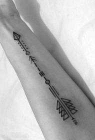 Girl braso itim na geometric style arrow pattern ng tattoo
