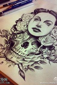 Чорна-шэры эскіз дзяўчынкі ружовага малюнка татуіроўкі ружы