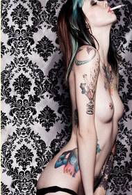 Modeli i tatuazhit të vajzës së duhanit