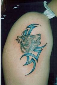 Μεγάλο κεφάλι λύκου βραχίονα με μπλε φυλετικές μοτίβο τατουάζ λογότυπο