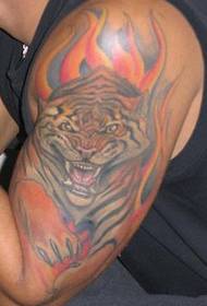 warna lengan pola tato harimau marah
