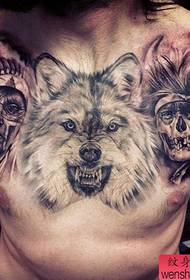 男性前胸霸气时尚的狼头纹身图案