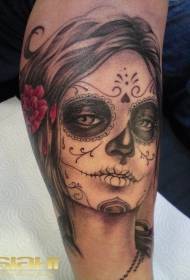 Wanita mati ireng kanthi pola tato mawar abang