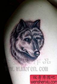 Wolf shugaban tattoo wolf: hannu ƙyarwar wuyan wolf kai tsarin