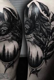 Patrón de tatuaxe de lobo picante no ombreiro
