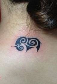 Slatki uzorak tetovaža slonova totemskog slona koji djevojke vole