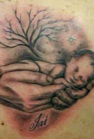 Rameno hnedá ruka drží vzor detské tetovanie