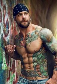 Dominujący tatuaż totemu tatuaż muskularnego mężczyzny