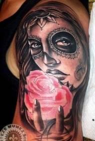 На рамену узорак слатке ружичасте девојке за тетоважу