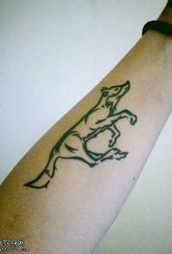 Arm stilig varg totem tatuering mönster
