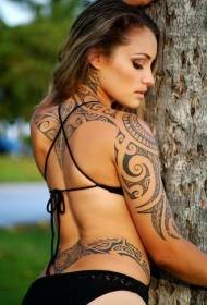 Patrón de tatuaje de tótem tribal en la polinesia del hombro