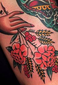 Model de tatuaj floral elegant în stil tradițional de la Austin
