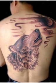 Tatuagem de lobo marrom na lua