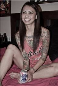 Seksowna dziewczyna tatuuje chodzącą czerwoną sieć