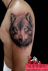 Męski ramię klasyczny czarny szary wzór głowy wilka tatuaż