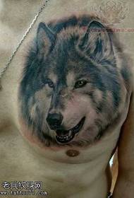 ຮູບແບບ tattoo ຫນ້າເອິກ wolf