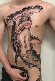 Open-mind swart en wit dolfyn tatoeëring op die man se bors