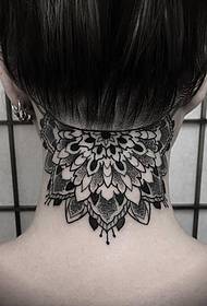 Исклучителна црна украсна тетоважа од уметникот за тетоважи, Никола Мантинео