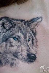 egy gyönyörű mellek farkas fej tetoválás minta