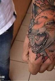 Hånd ulv tatoveringsmønster