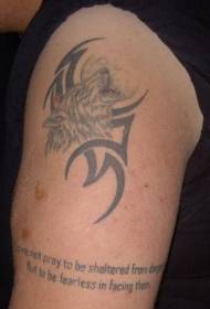 Wolverine e tatuagem tribal na lua negra no ombro