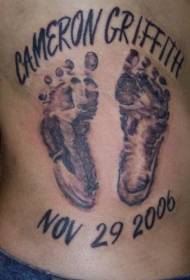 Zadní dětské stopy a tetování datum narození