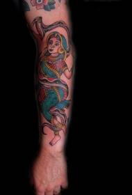 Fata indiană de braț cu model de tatuaj de șarpe