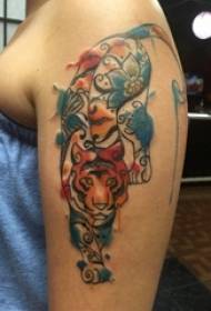tjejer arm målade på bläck enkla abstrakta linjer djur tiger tatuering Bild