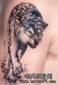 Oboroženi lopovski kul vzorček tetovaže volka