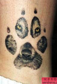 Clásico patrón de tatuaje de garra de lobo y cabeza de lobo