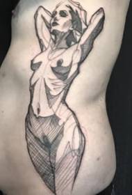 Gadis telanjang tatu di atas badan