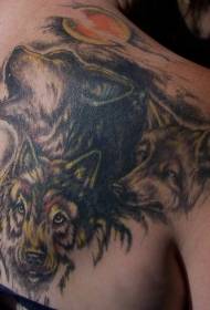 Imagens de tatuagem de lobo sob a lua colorida de ombro