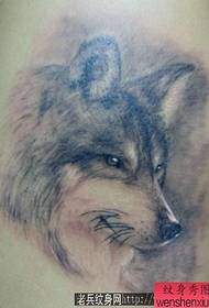 Wolf Tattoo Patroon: 'n knap arm Wolf Head Tattoo Patroon