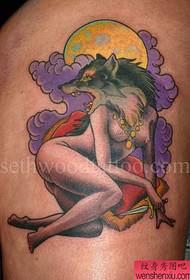 Um padrão popular popular de tatuagem de beleza de cabeça de lobo