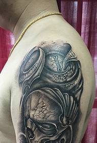 Burly miehen iso käsivarsi mustavalkoinen mekaaninen tatuointi kuva