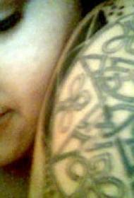 Mga batang babaye nga Celtic knot lima ka mga punto nga sumbanan nga tattoo sa totem nga tattoo
