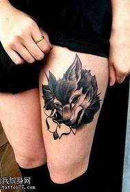 Женщина татуировка головы волка