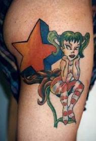 Nena de cor da perna con imaxe de tatuaje pentagrama